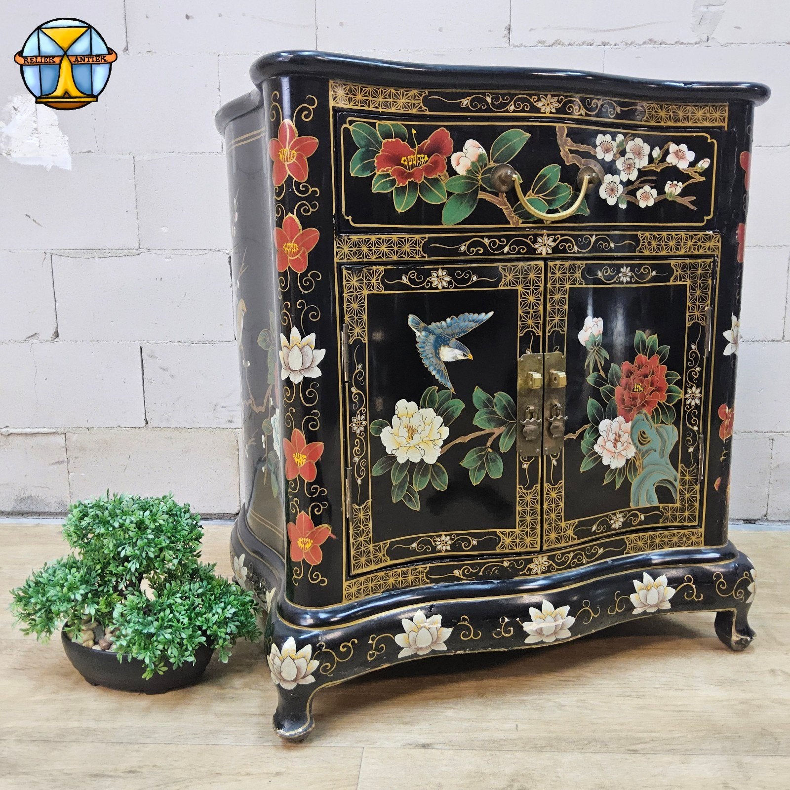 Vintage Chinese kastje / nachtkastje zwart bloemen en vogel, Gebruikt, 45 tot 65 cm, Hout, 55 tot 70 cm