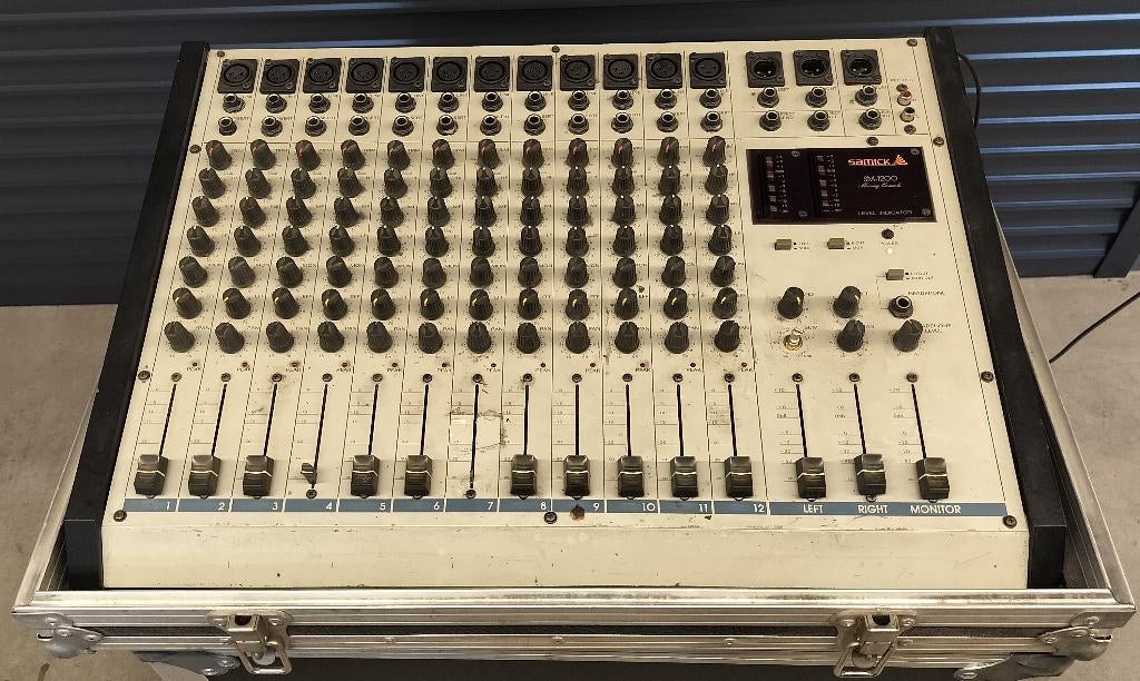 Table de mixage « Samick SM-1200 » 12 canaux + flight case, Enlèvement, Utilisé, 10 à 20 canaux