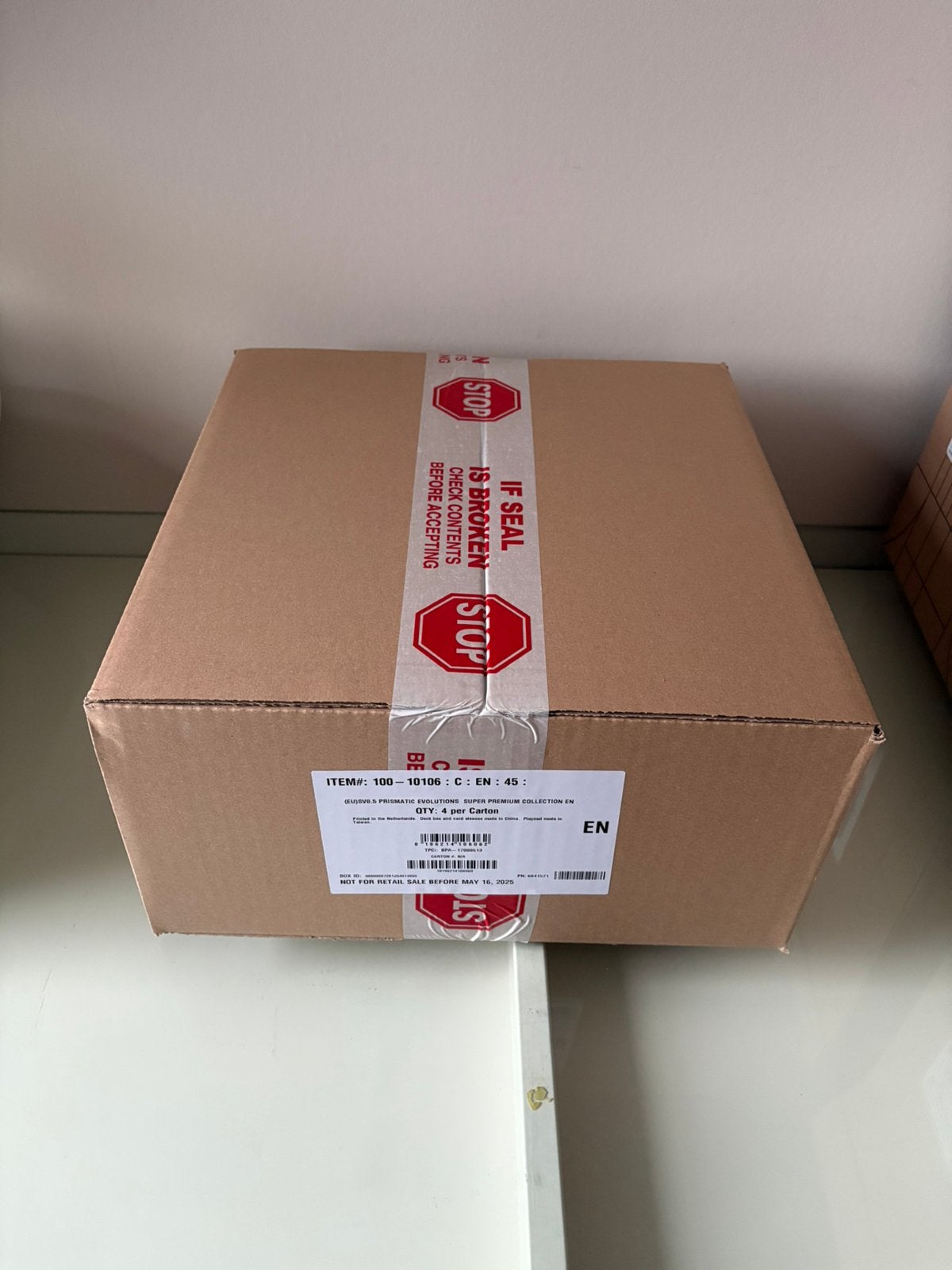 Pokémon Prismatic Evolutions Super Premium Collection Case, Ophalen of Verzenden, Nieuw, Boosterbox, Foil