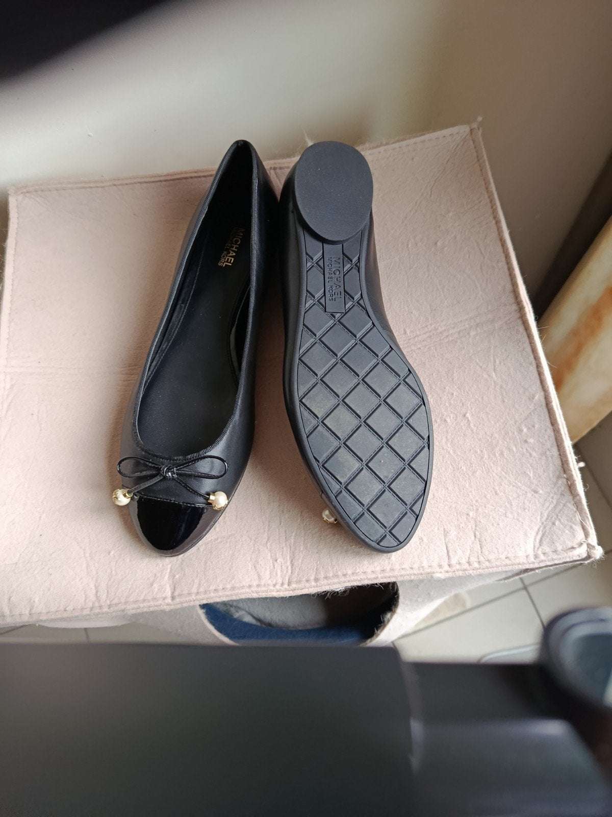 Michael Kors ballerina's / lakleer neus en parels – Zwart –, Animaux & Accessoires, Enlèvement, Neuf, Autres tailles