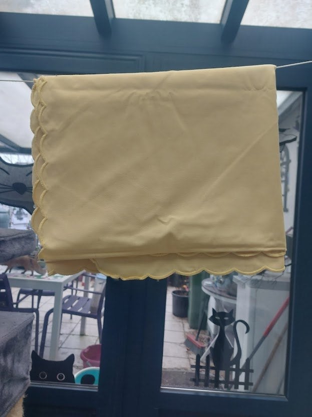 Tafelkleed, geel, zo goed als nieuw, Maison & Meubles, Enlèvement, Comme neuf, Jaune, Nappe ou Toile cirée