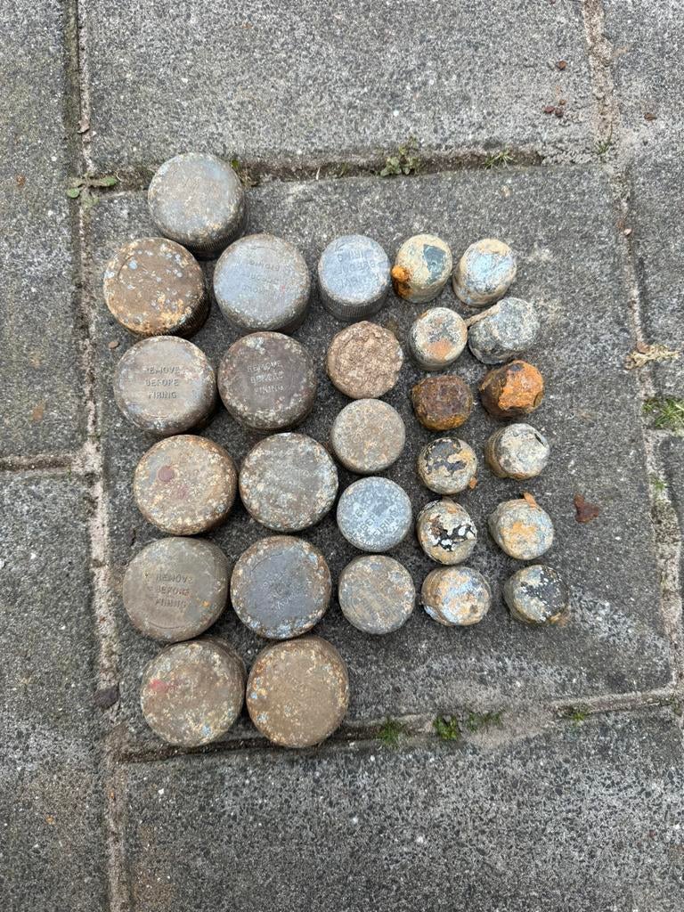 Grand lot de casquettes « remove before firing » WW2, Collections, Enlèvement ou Envoi, Armée de terre, Douilles ou Pièces de fouille