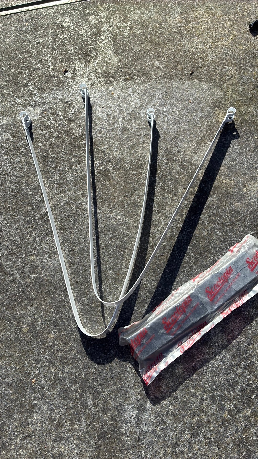 Lambretta benzinetank straps en rubbers, Ophalen of Verzenden