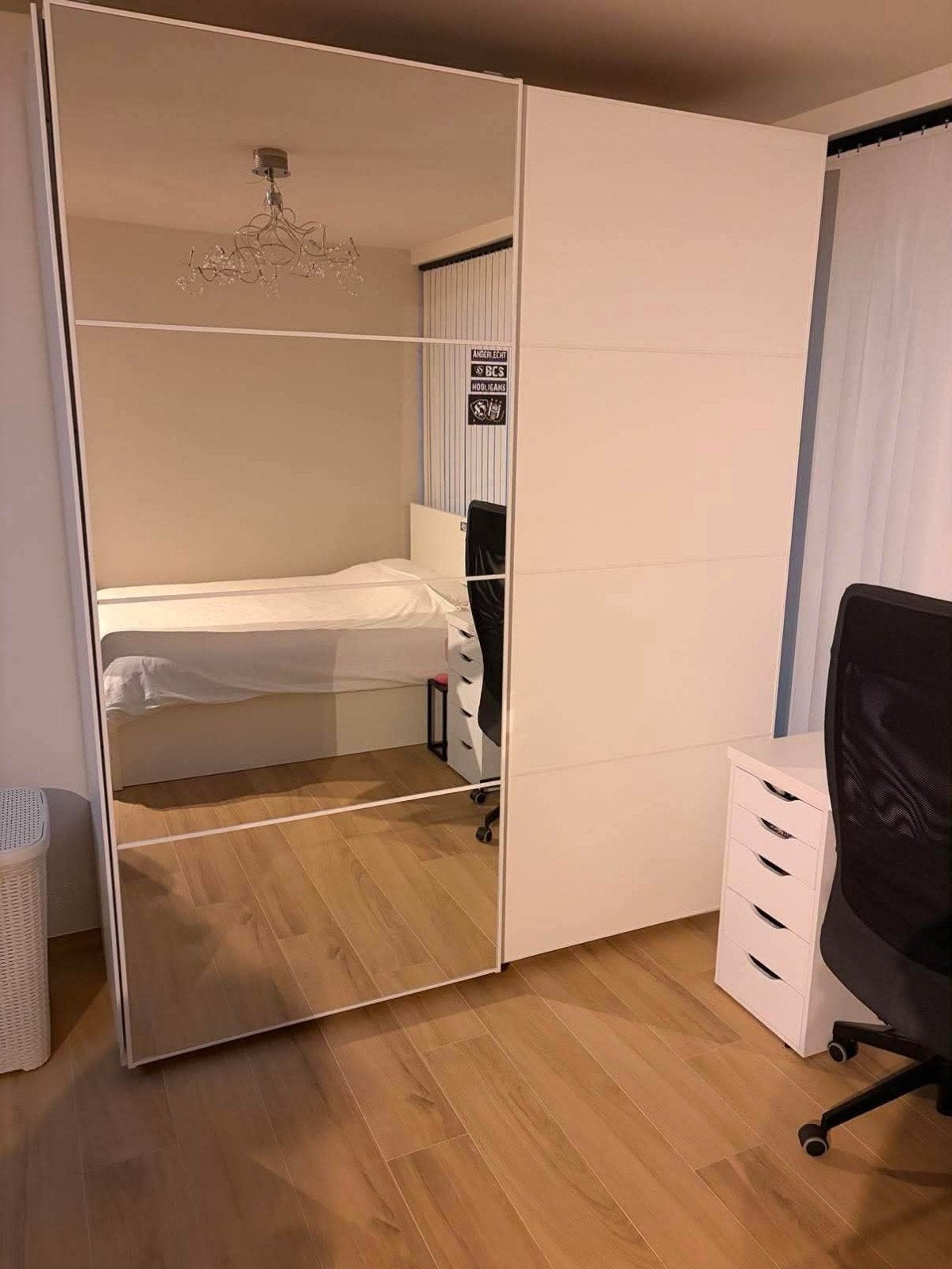 Armoire à vendre avec 2 portes coulissantes, 1 avec miroir, Maison & Meubles, Enlèvement ou Envoi