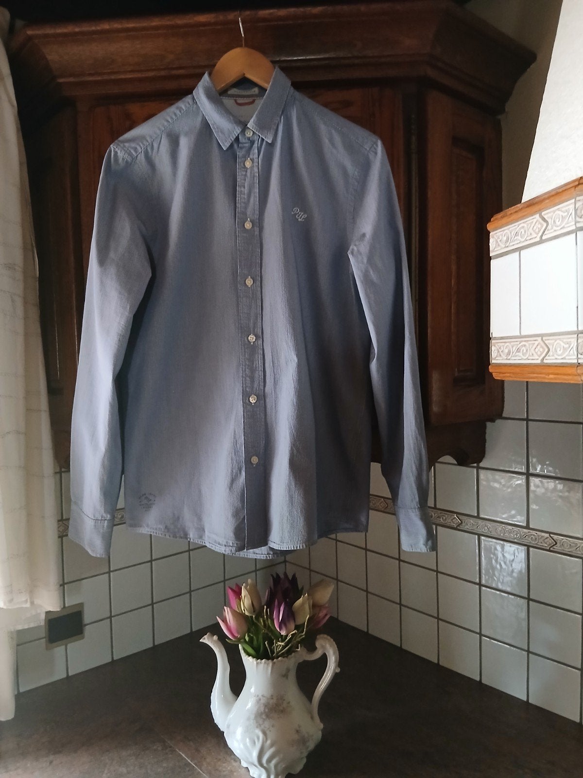 Essentials lichtblauw hemd maat M – mooie staat, Kleding | Heren, Overhemden, Ophalen of Verzenden