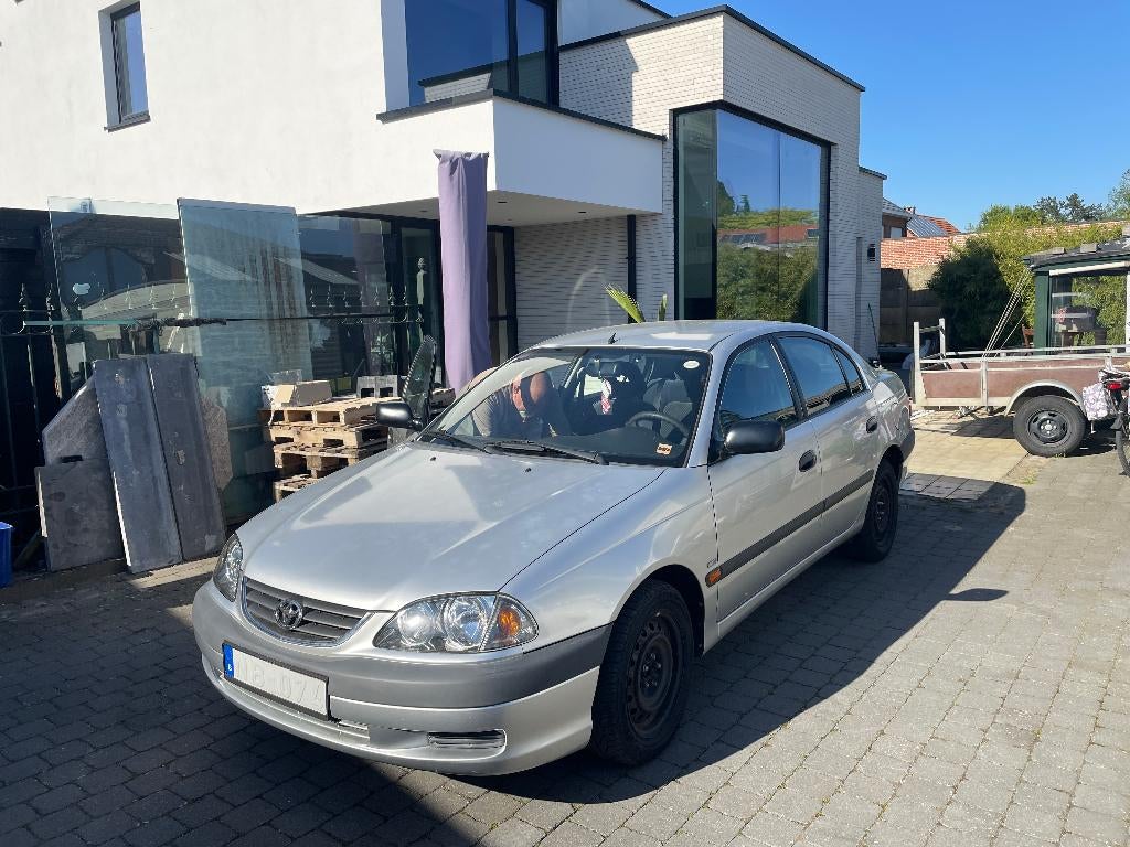 Toyota Avensis 1.6 benzine (2001) – slechts 100.000 km, Auto's, Voorwielaandrijving, 4 deurs, Stof, Avensis