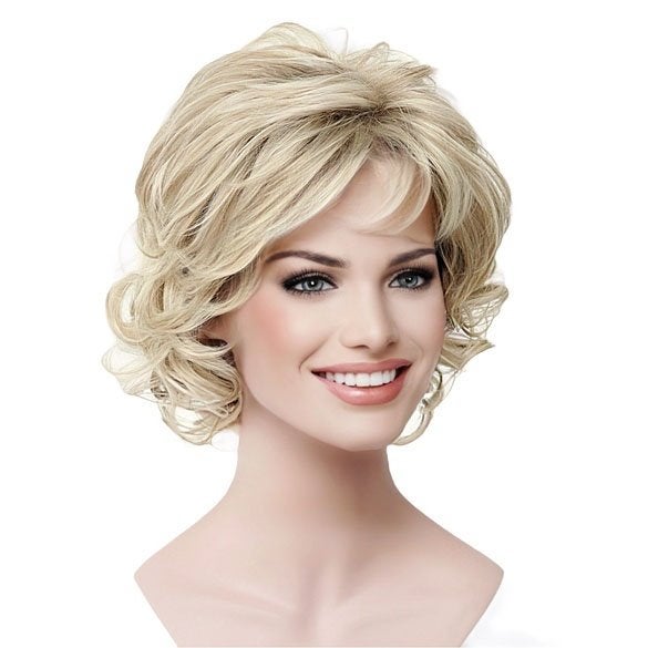 Moderne pruik kort krullend haar lichtblond mix kleur 15BT61, Handtassen en Accessoires, Uiterlijk | Haarverzorging, Ophalen of Verzenden