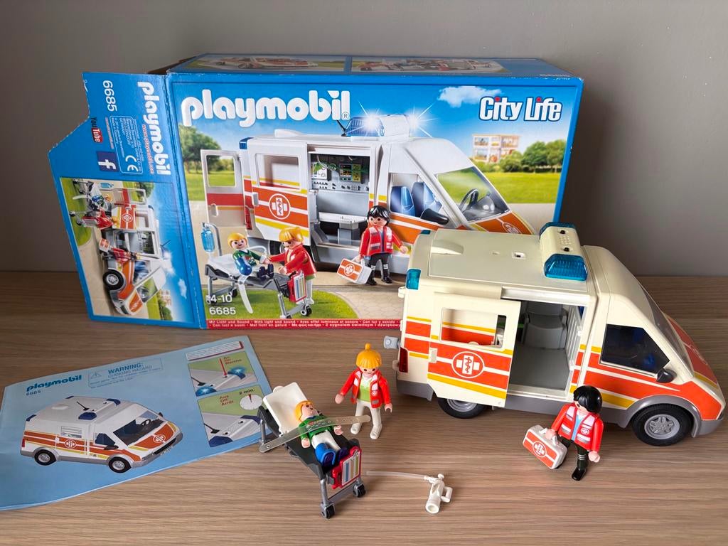 6685 ziekenwagen, Ophalen of Verzenden, Zo goed als nieuw