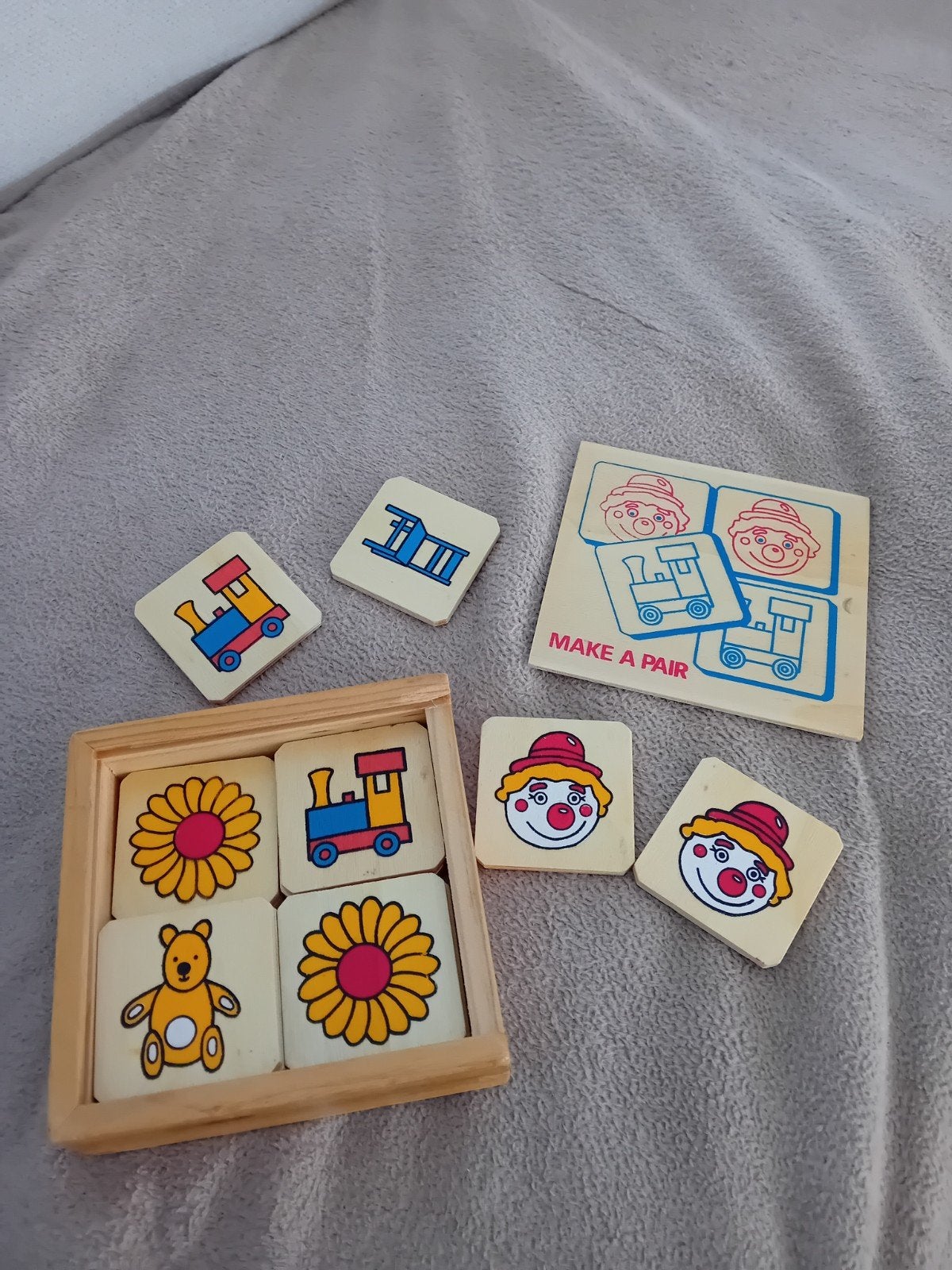 Eerste memory spelletje  zoek de gelijke figuren  in hout, Ophalen