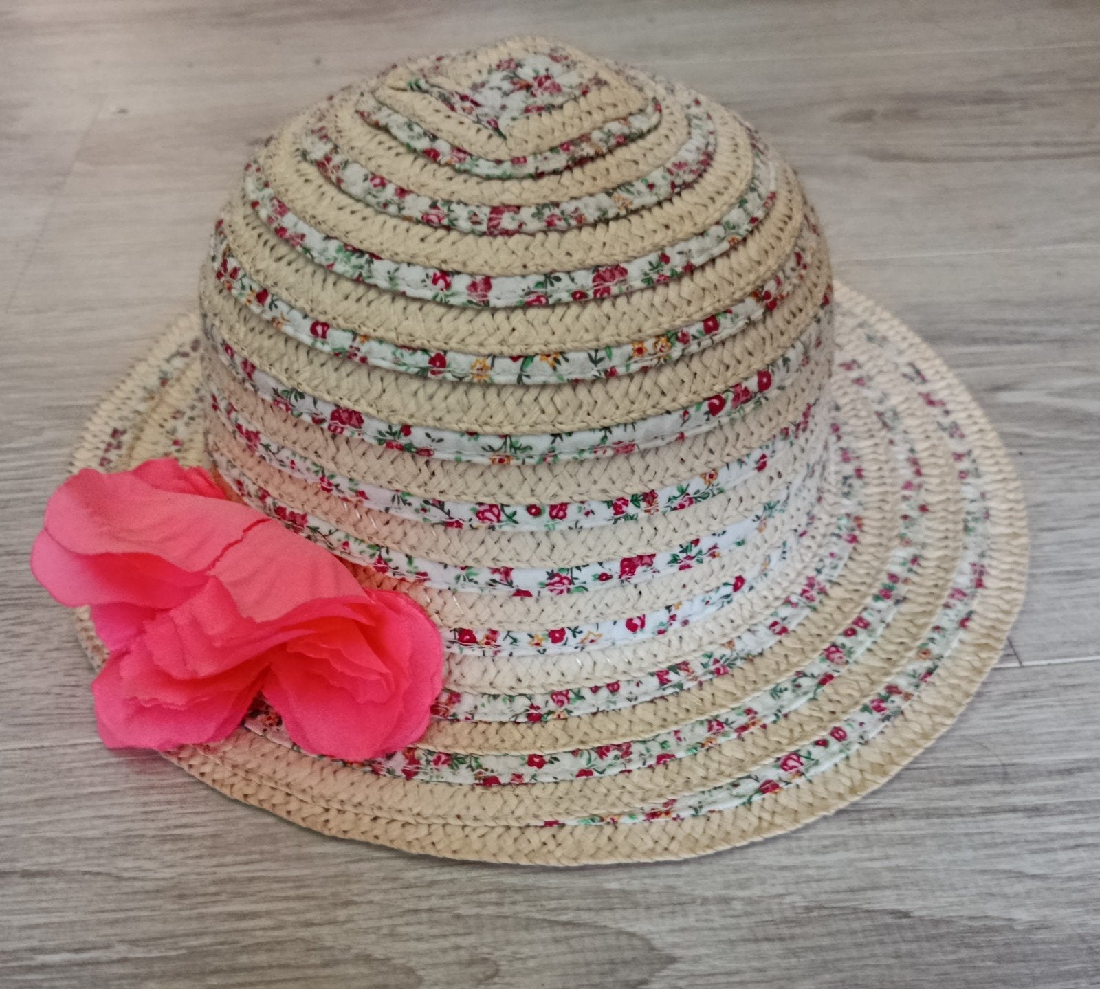 2 chapeaux de soleil taille 54, Enlèvement