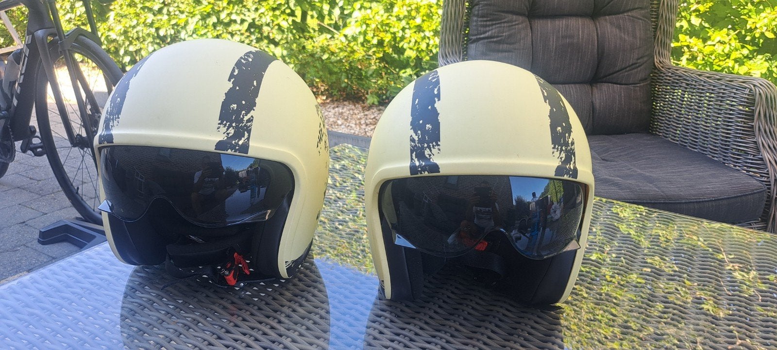 Twee helmen 45€ per stuk, Ophalen