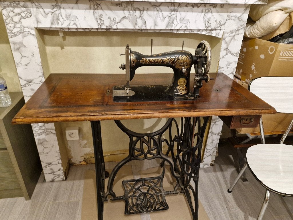 Antieke naaimachine, Antiquités & Art, Antiquités | Outils & Instruments, Enlèvement