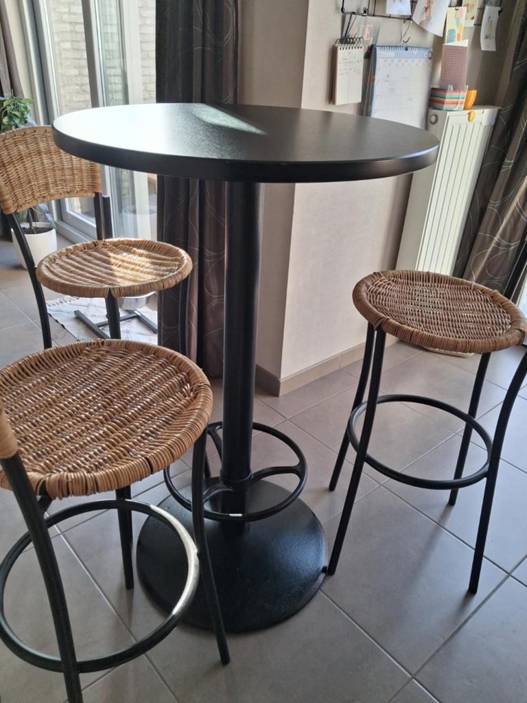Ronde statafel Hilma met 3 stoelen, perfecte staat, Ophalen, Zo goed als nieuw