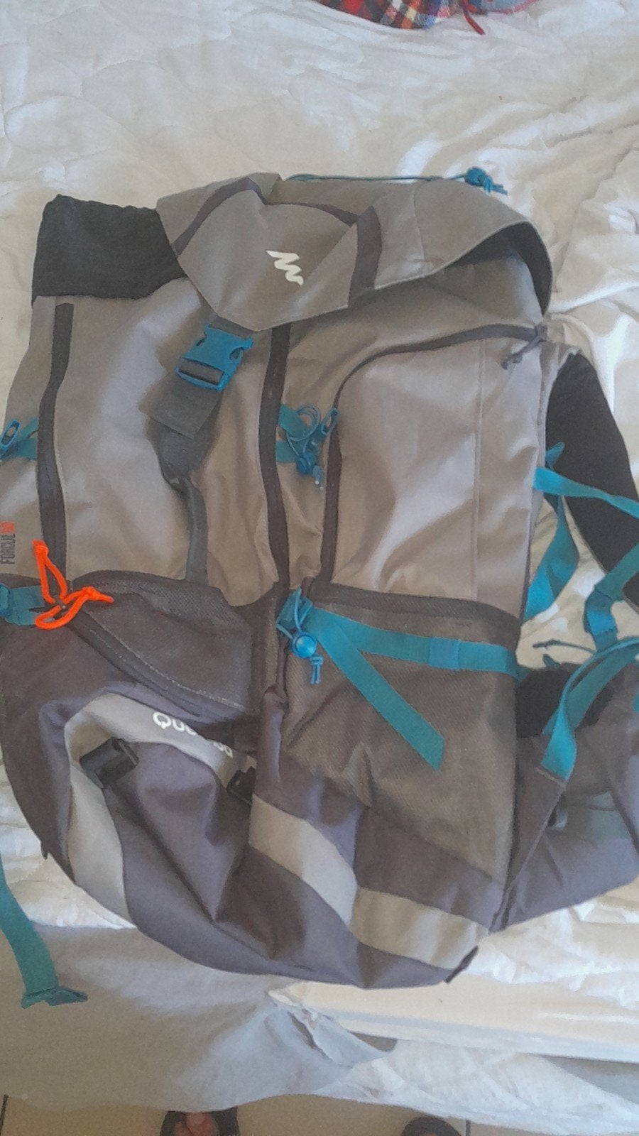 Ce sac à dos est un modèle de randonnée gris et bleu de la m, Enlèvement ou Envoi