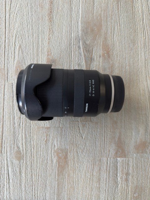 Tamron 17-70mm f/2.8 Di III-A VC RXD – Sony E, Ophalen, Sony E-mount, Sony, Zonnekap