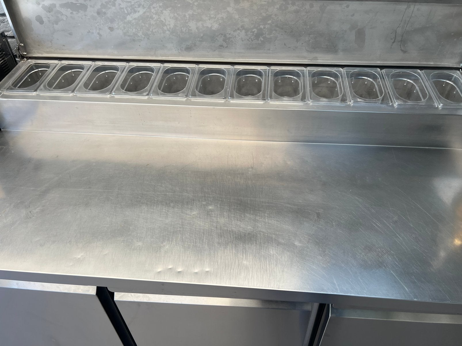 Table de refroidissement en inox avec plateaux, Enlèvement, Utilisé, Mobilier en inox