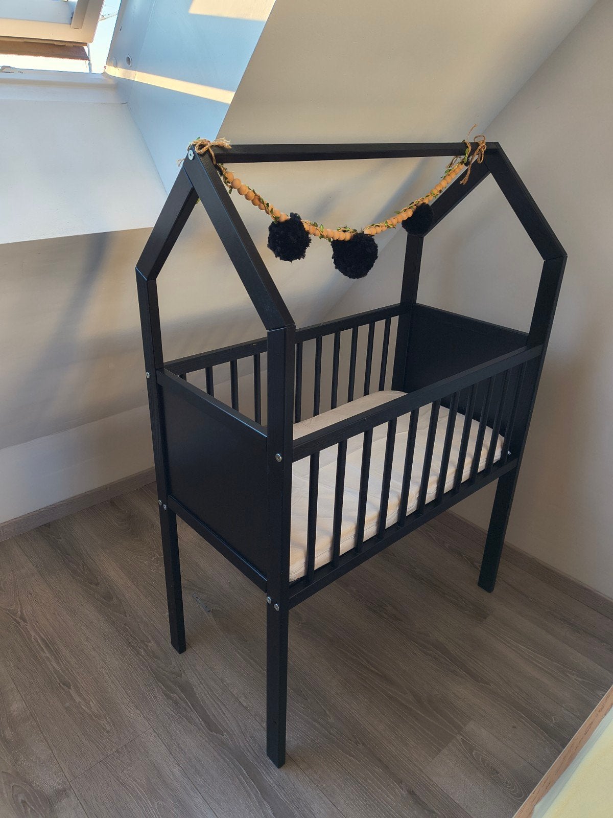 Zwart babybedje/cosleeper in huisjesvorm – Inclusief matras, Kinderen en Baby's, Ophalen