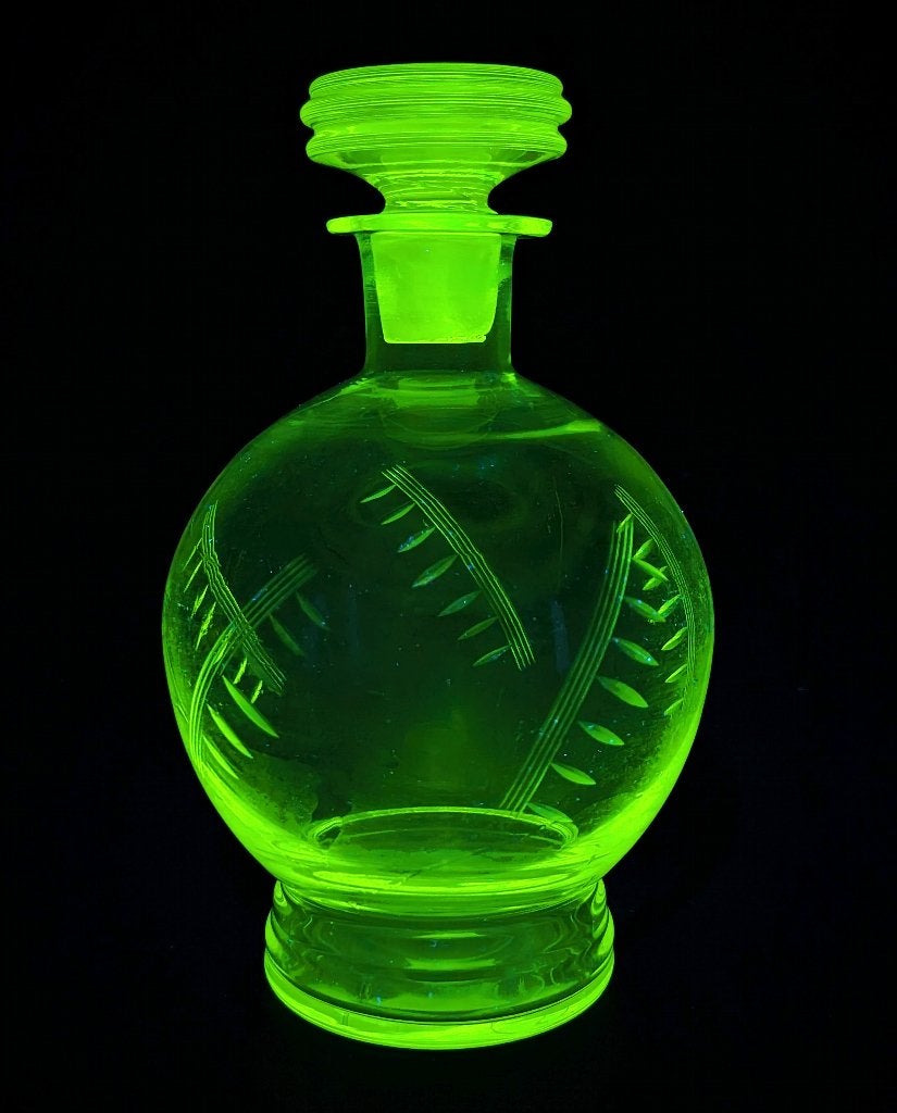 Carafe Vintage gravée UV reactive, Antiquités & Art, Enlèvement ou Envoi