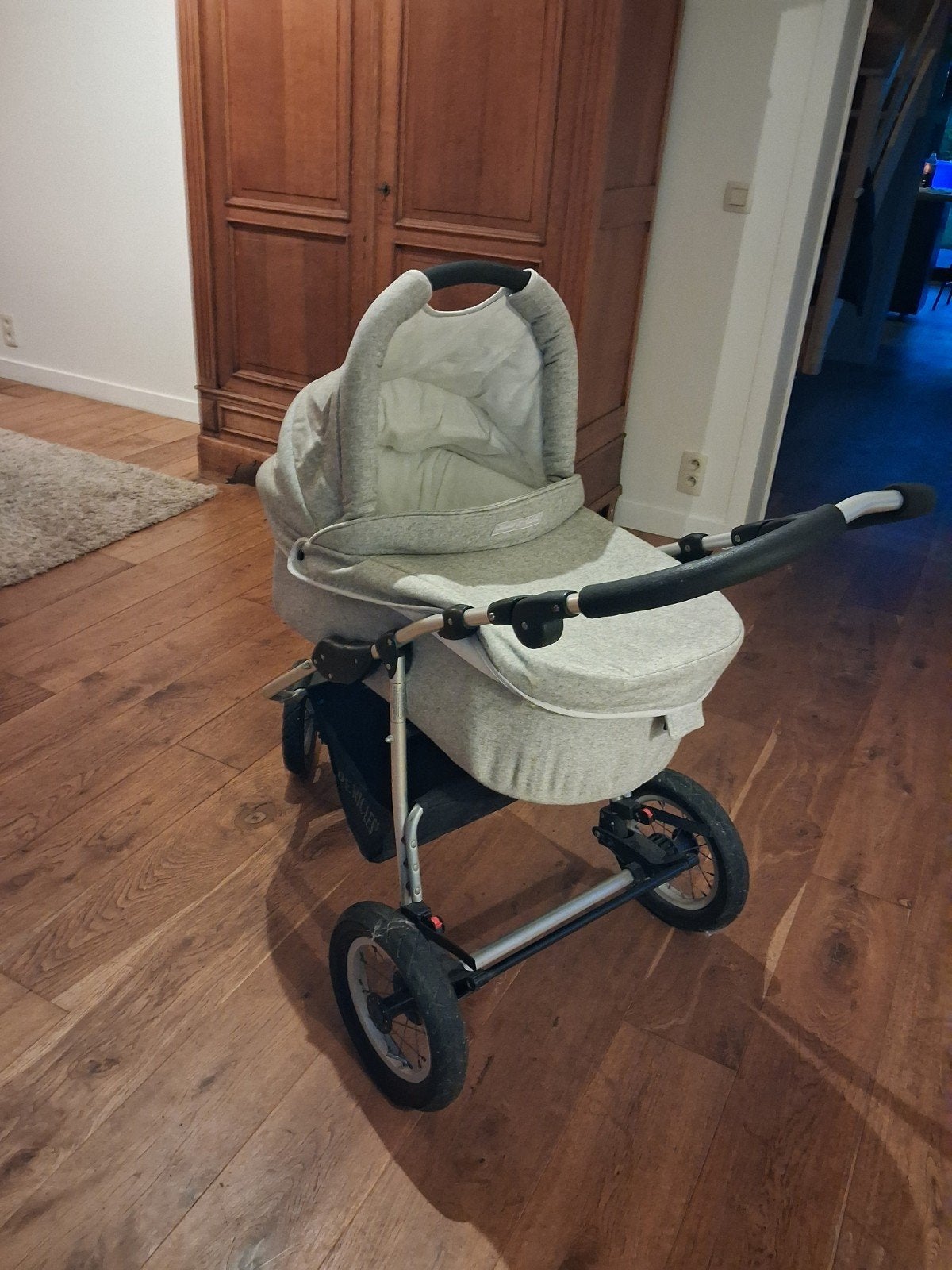 zeer mooie lichtgrijze kinderwagen met draagband en buggy, Luchtbanden, Zo goed als nieuw, Combiwagen, Ophalen