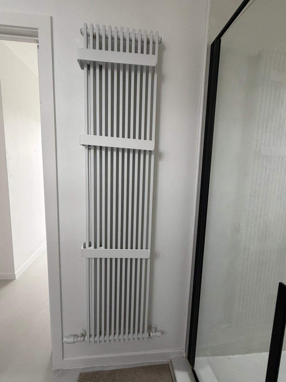 Handdoekradiator X2O + aansluitkraan + handdoekhouders, Ophalen, Radiator, Minder dan 60 cm, Zo goed als nieuw
