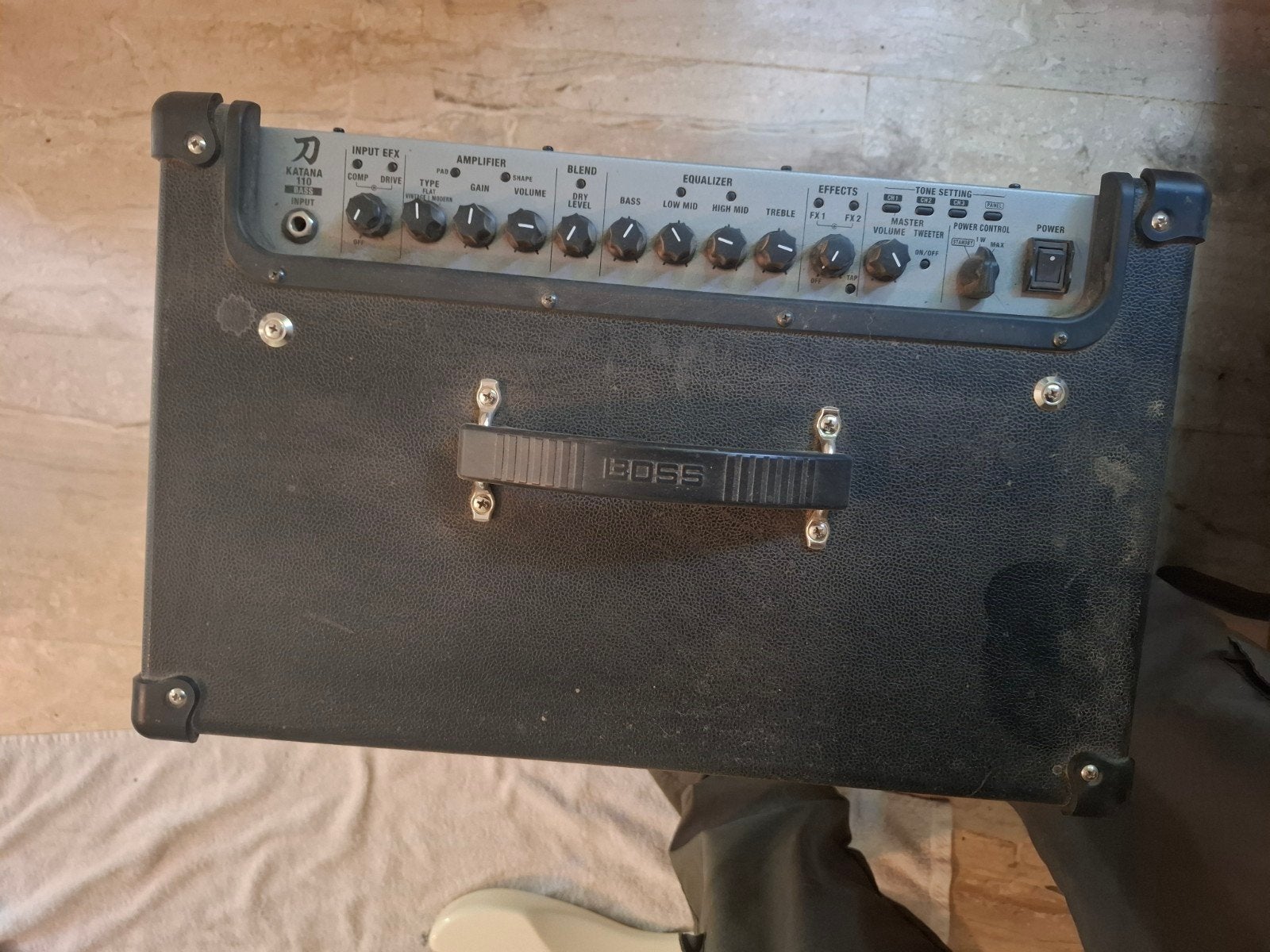 Katana 110 bass anp 60w met voetpaneel, Muziek en Instrumenten, Versterkers | Bas en Gitaar, Ophalen