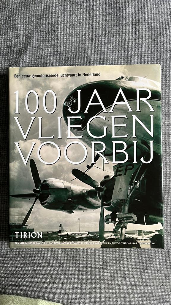 100 jaar vliegen voorbij ( luchtvaart Nederland), Ophalen of Verzenden, Zo goed als nieuw