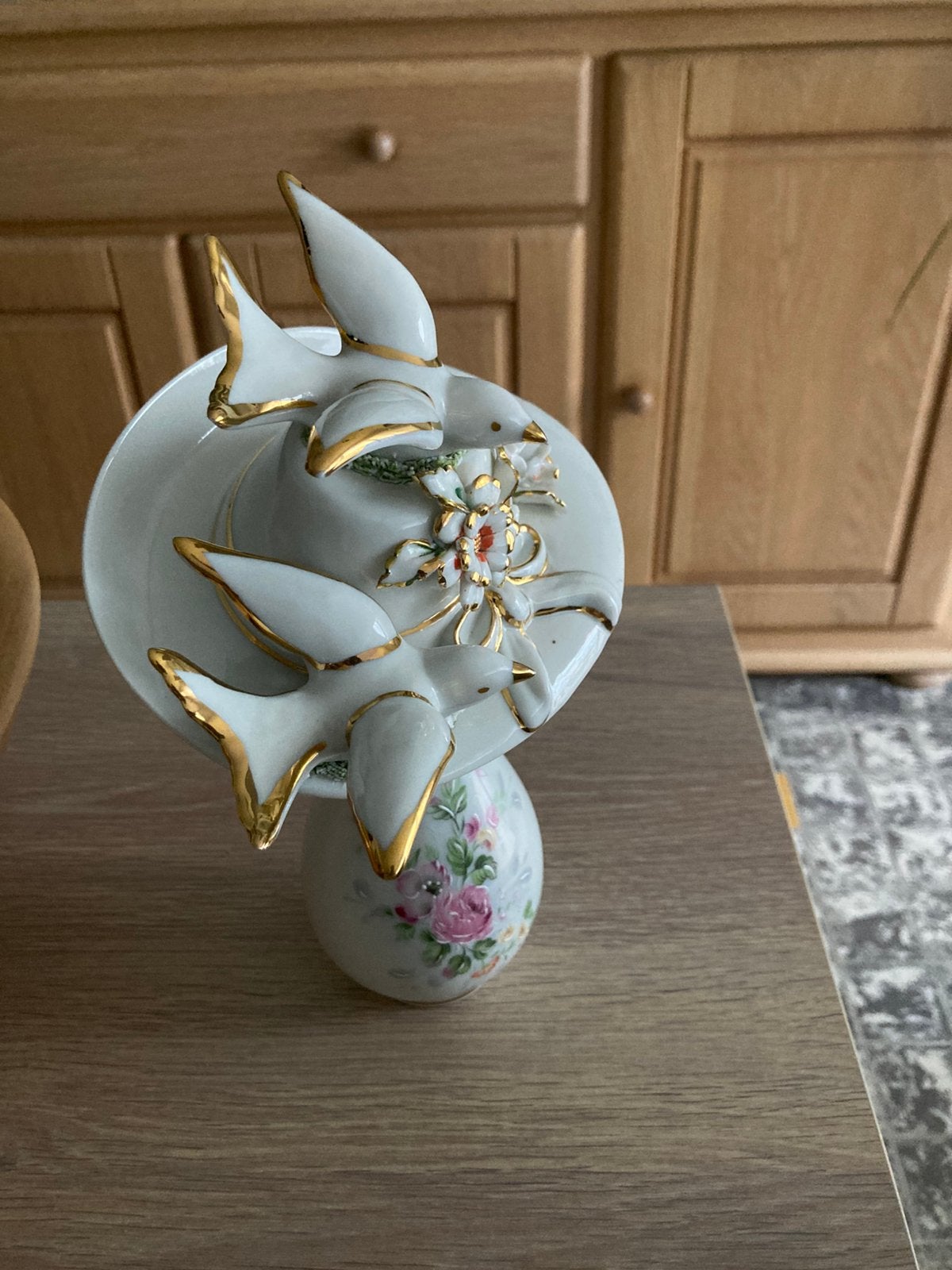 Capodimonte porseleinen beeldje twee zwaluwen op dameshoed., Ophalen of Verzenden, Handgemaakt