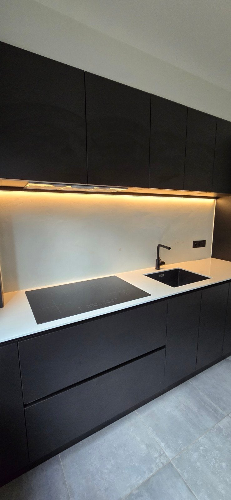 Te koop: Complete keuken in goede staat
Wegens renovatie bie, Ophalen, Zwart