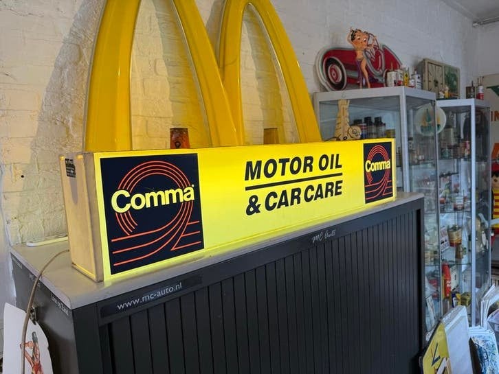 Comma Motor Oil & Car Care Lichtbak - Vintage Reclame