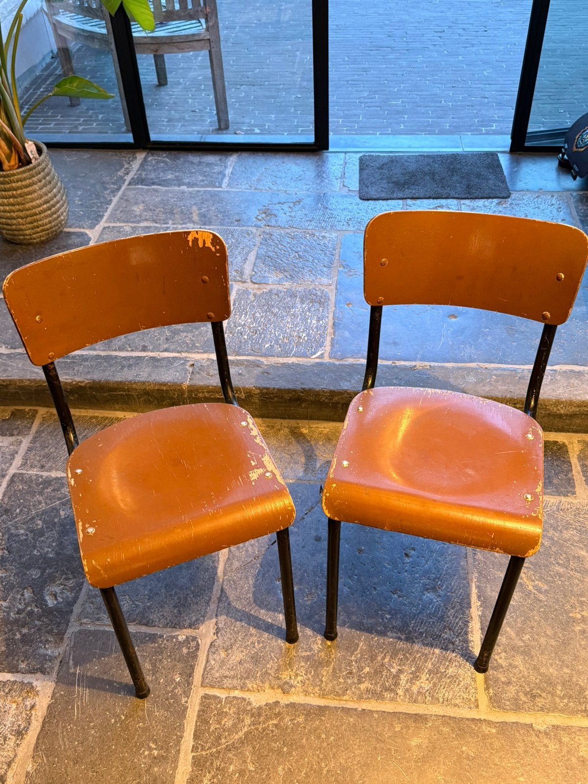 Oude schoolstoelen, Huis en Inrichting, Ophalen, Gebruikt, Twee, Bruin