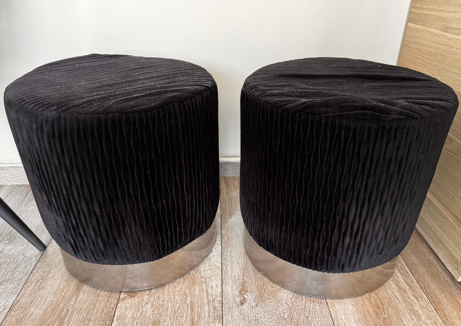 2 zwarte poefs, Ophalen, Gebruikt, Rond