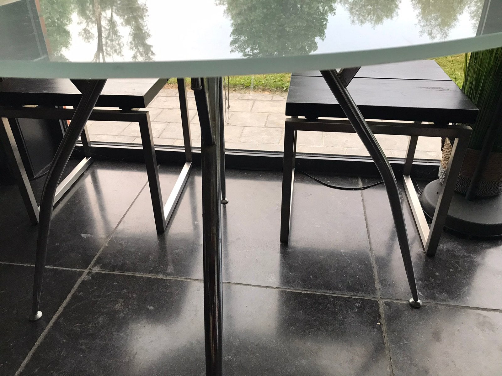 Glazen tafel 4p met stalen onderstel, Ophalen, 100 tot 150 cm, Rond, Zo goed als nieuw