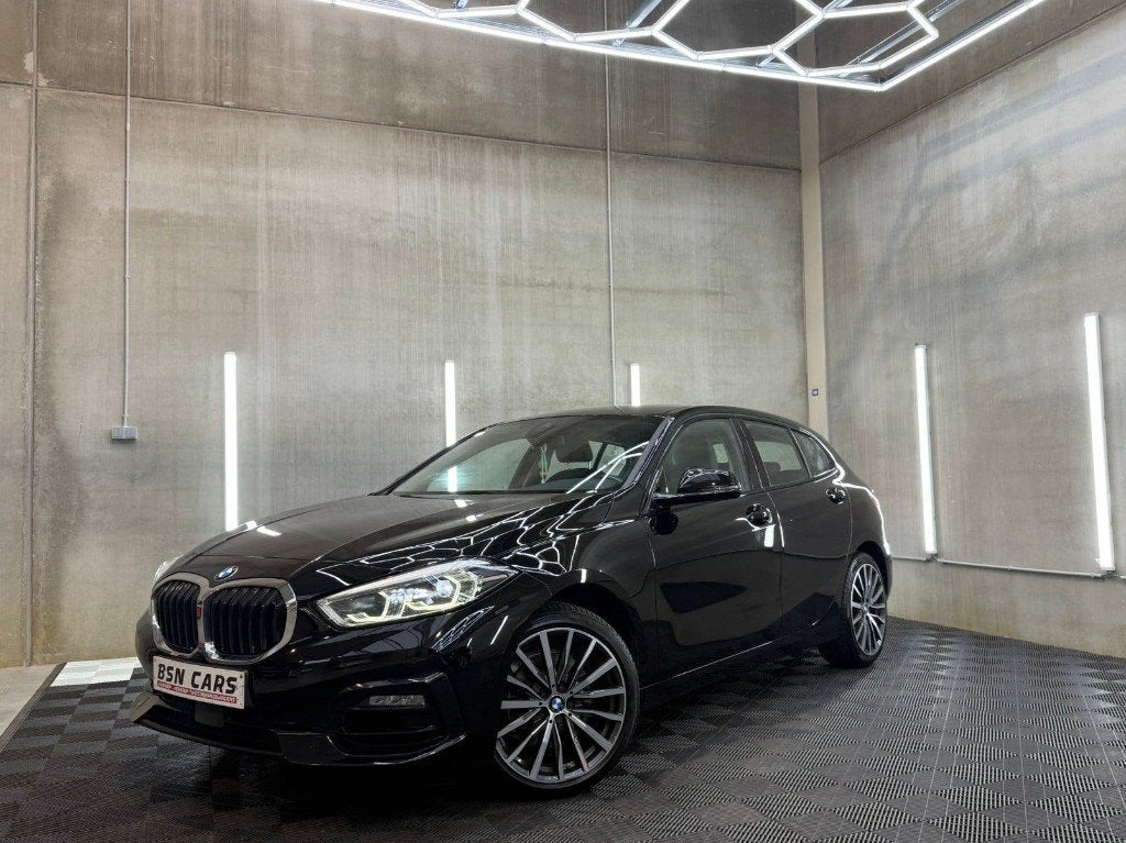 BMW 118i/LED/CARPLAY/PDC/LANE/GARANTIE, Auto's, 1 Reeks, Leder en Stof, Zwart, https://public.car-pass.be/vhr/4789088d-276d-41df-9cef-4239cddbafd3