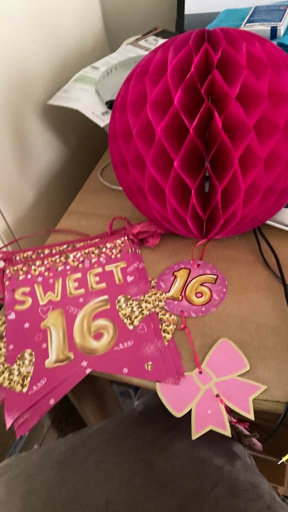 Vlaggetjes en feestbal sweet 16, Ophalen, Zo goed als nieuw