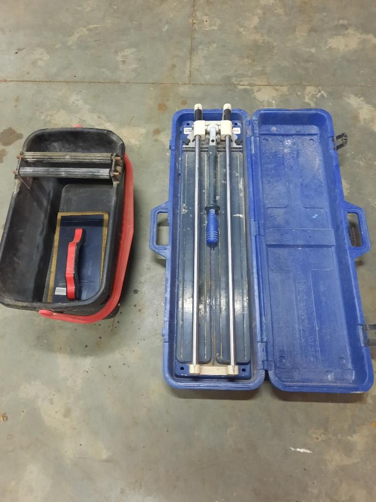 Tegelsnijder met opvoegbak, Enlèvement, Utilisé