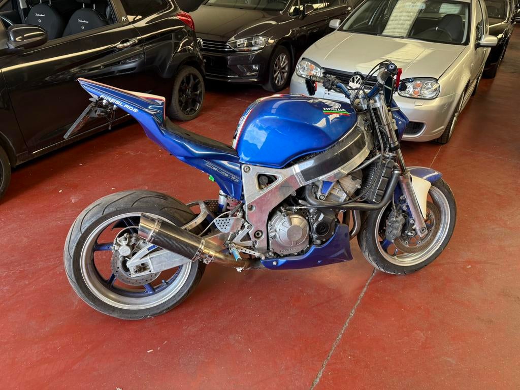 Honda Fireblade 550km au compteur, a remettre en route, Motos, Super Sport, Particulier, 4 cylindres, 900 cm³