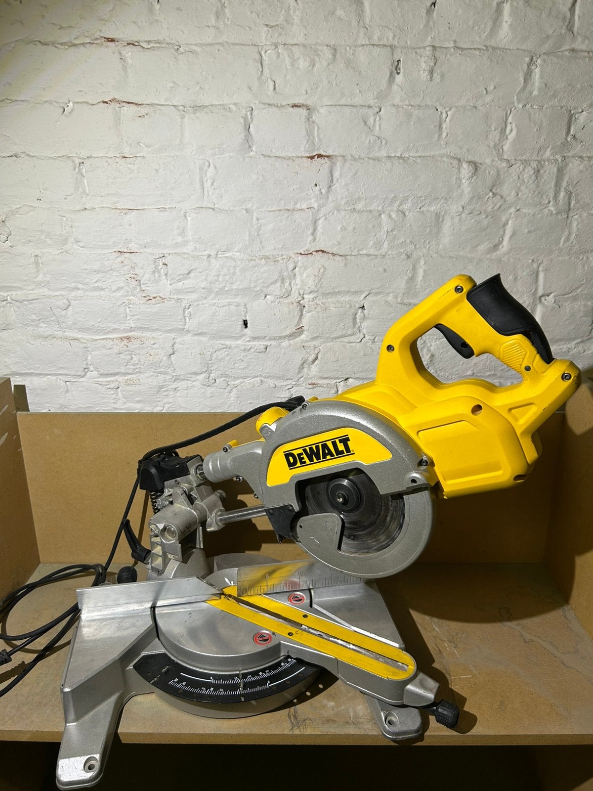 Dewalt DWS777-QS 1800w 216mm, Bricolage & Construction, Enlèvement ou Envoi, Comme neuf, Scie à onglet