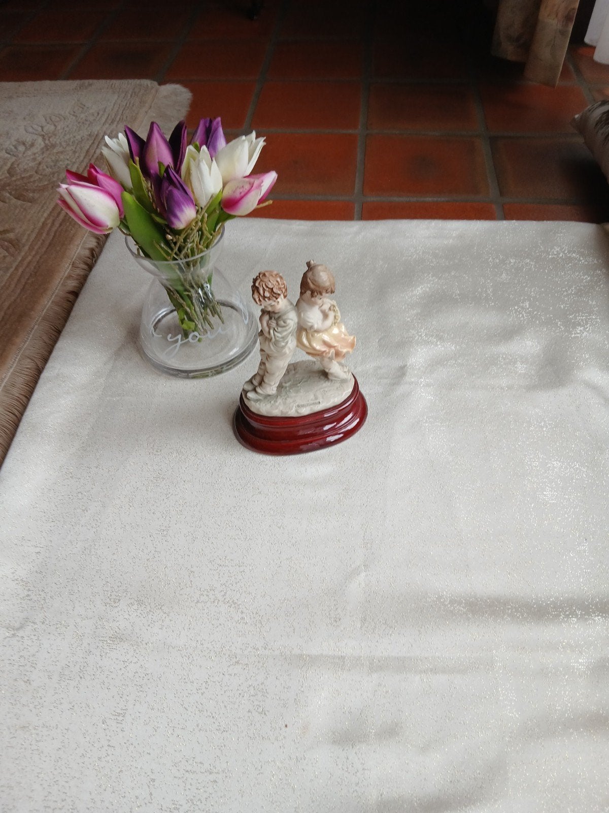 Mooi vintage beeldje – jongen & meisje op houten voet, Huis en Inrichting, Ophalen of Verzenden, Vintage