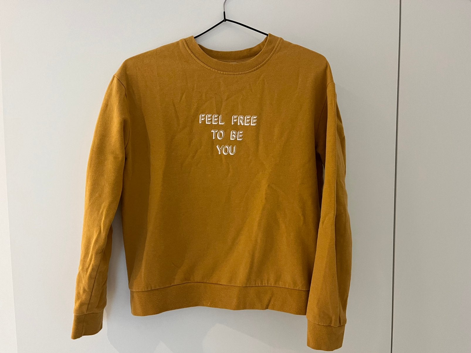 Pimkie okergele sweater/trui "FEEL FREE TO BE YOU" (maat XS), Kleding | Dames, Ophalen of Verzenden, Zo goed als nieuw, Maat 34 (XS) of kleiner