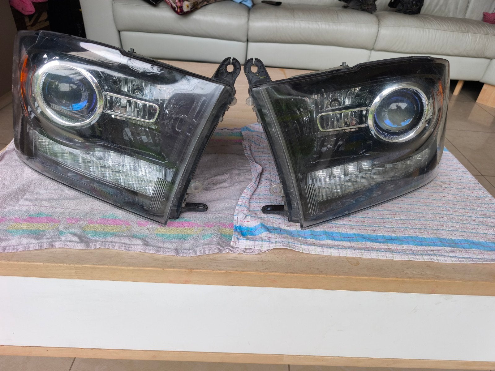 Dodge Ram 1500 Sport originele projector koplampen 2013-2018, Autos : Pièces & Accessoires, Éclairage, Dodge, Utilisé, Enlèvement ou Envoi