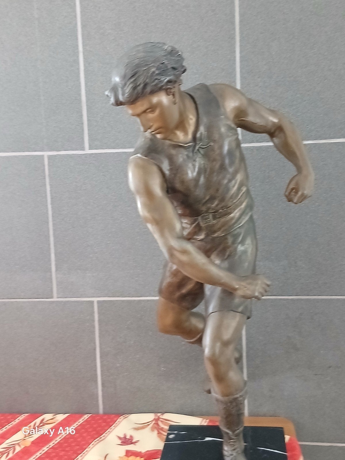 statue de footballeur en bronze, Antiquités & Art, Enlèvement, Bronze