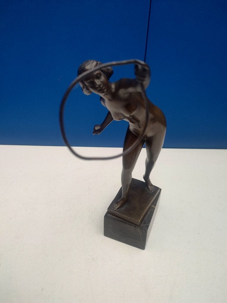 Bronzen naakt met hoepel , get. Beck , hoogte 26 cm, Verzenden