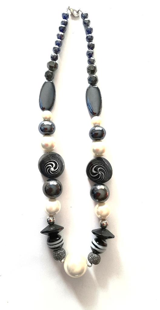 Te koop: Mooie lange zwart/wit ketting, Enlèvement, Comme neuf, Noir, Pierre ou Minéral