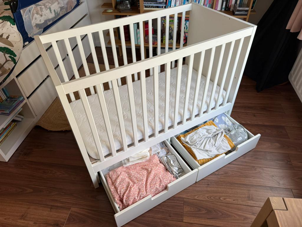 Baby- en kinderbedje IKEA, Kinderen en Baby's, Kinderkamer | Bedden, Ophalen, Zo goed als nieuw, Lattenbodem