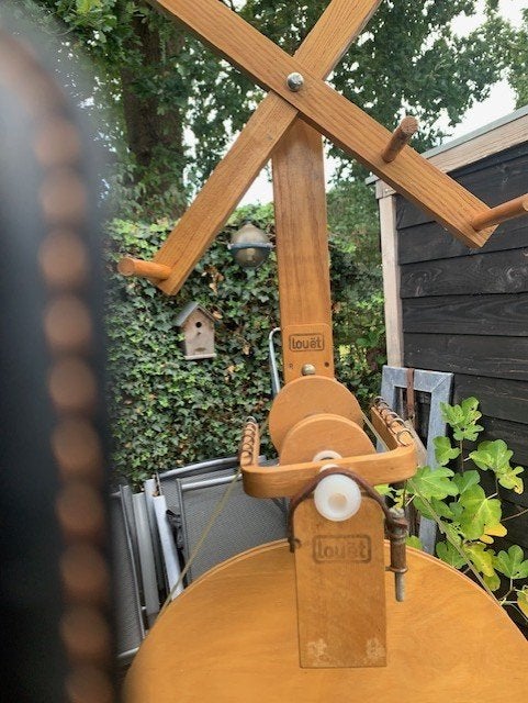 LOUET S 10 SPINNEWIEL MET WOLMOLEN, Hobby en Vrije tijd, Ophalen of Verzenden, Zo goed als nieuw, Spinnewiel
