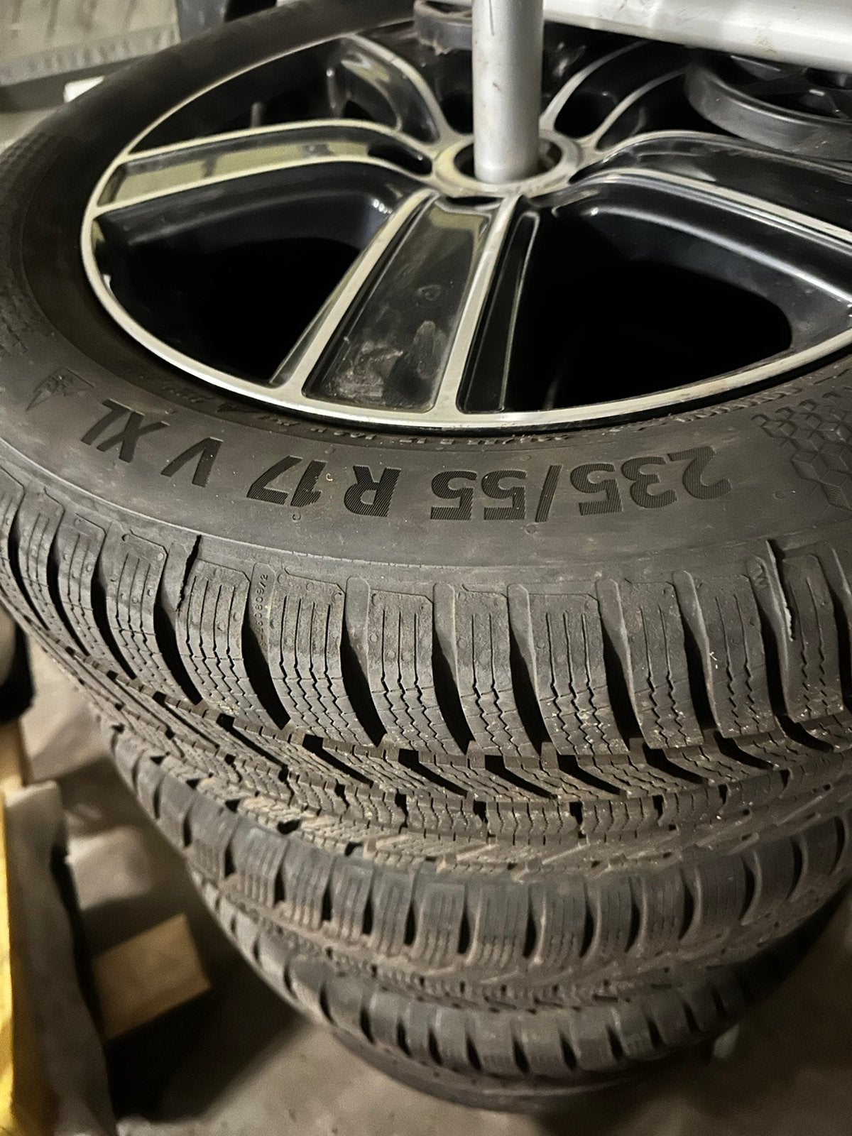 Pneus d'hiver 235 55 R 17 V XL jantes Volkswagen T5, T6 T6.1, Autos : Pièces & Accessoires, Pneus & Jantes, Jante(s), Pneus hiver
