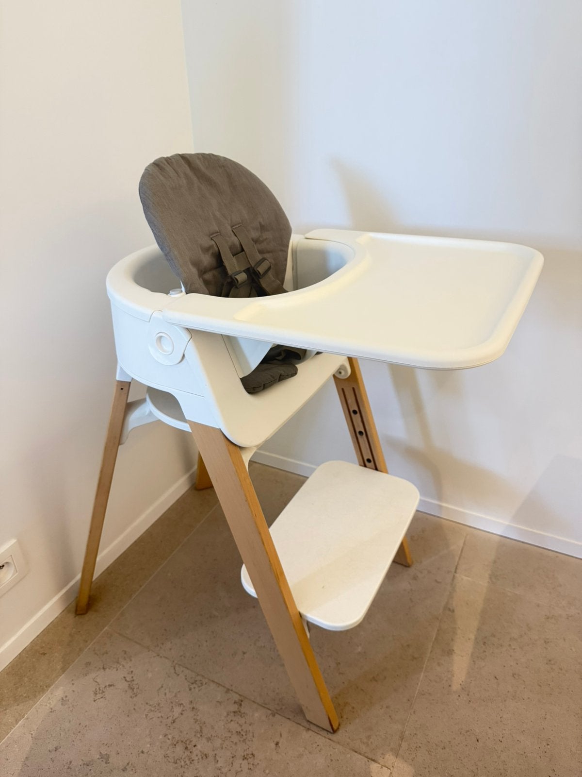Stokke babystoel doorgroeimodel, Kinderen en Baby's, Ophalen, Gebruikt, Meegroeistoel, Afneembaar eetblad