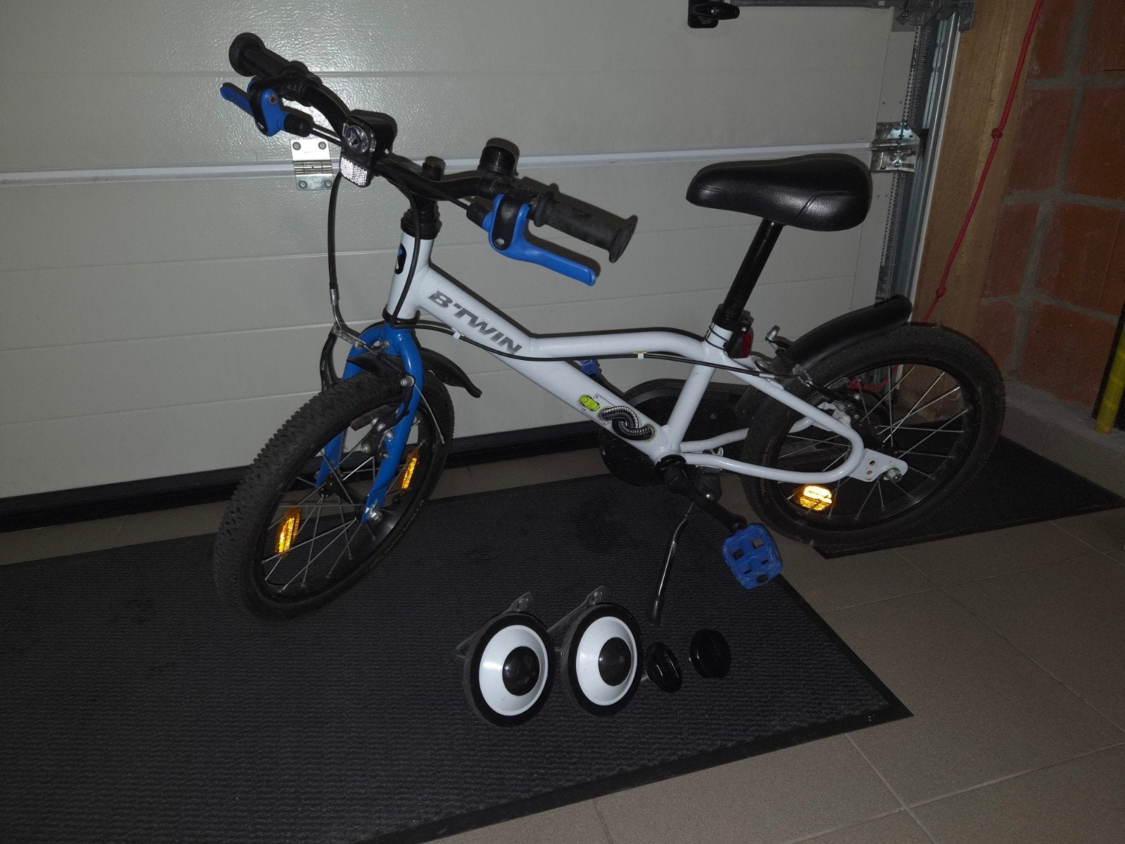 Kinderfiets 16 inch + hulp wielen, Fietsen en Brommers, Ophalen, Zijwieltjes, Velgrem, Btwin rockrider 500