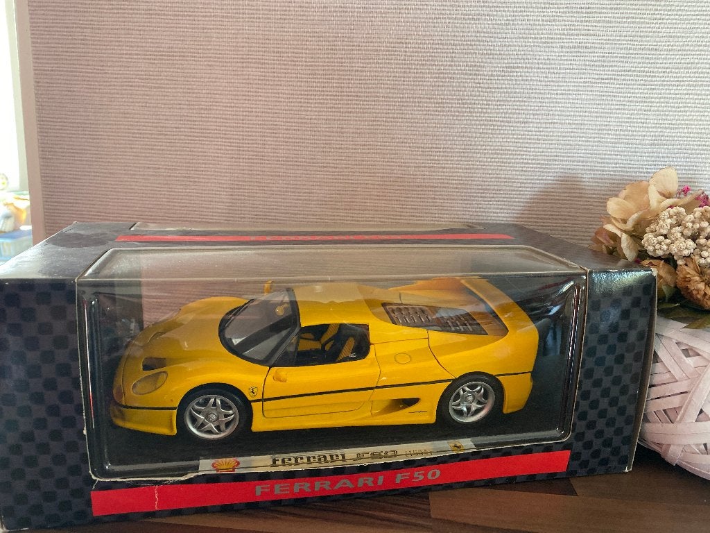 Voiture miniature Ferrari F50 (1995) Jaune - Maisto 1/18, Enlèvement, Comme neuf