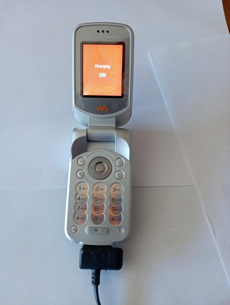 LOT VINTAGE] Nokia 2760 + Sony Ericsson W300i, Enlèvement ou Envoi, Utilisé